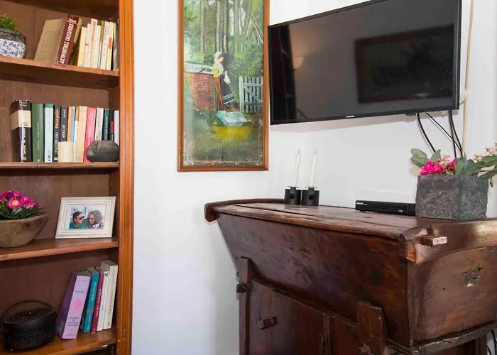 Malvazios Mavrovouni House Right * Gythio